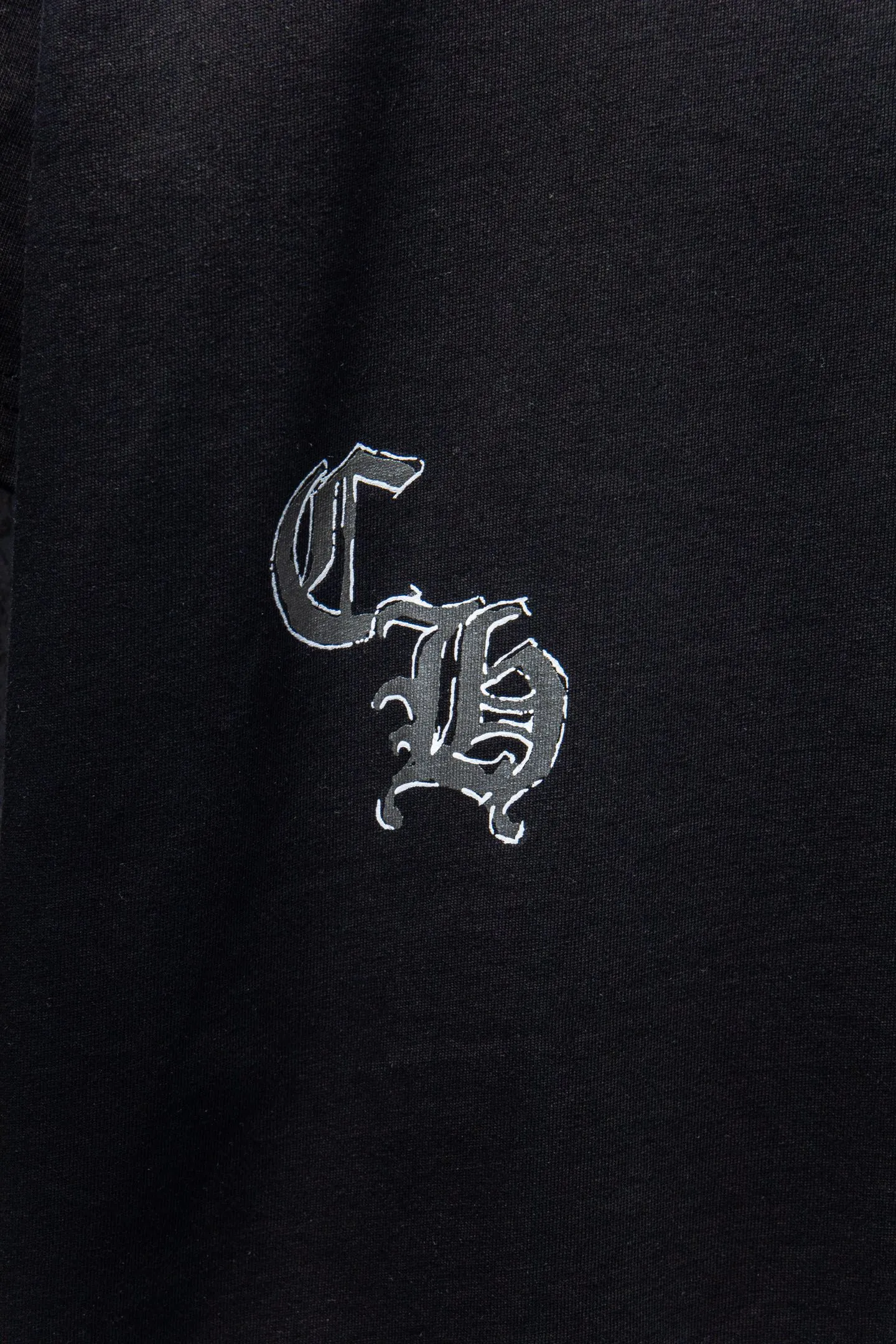 P180 Chrome hearts• 25ss ⚠YB custom-woven and dyed fabric, color, printing, version, accessories, hardware. The fabric is woven by imported machines. The uniqueness of the cloth texture creates a perfect garment effect. The fabric is made of 260-gram clean cloth with 320-gram 1*1 rib. 4-color environmentally friendly dyed fabric, and the threads are in the same cylinder without color difference.  Gradient graffiti on garments, hand-painted graffiti technology on garments, details clearly visible on the collar, pockets, cuffs, and front and rear threads. The printing uses Japanese BROTHER white ink digital direct-injection garment printing. This model is a global limited edition. In order to present a product like a work of art, after a long period of repeated determination of details, a very high-standard garment is presented. The front chest is made of direct-injection printing environmentally friendly glue material, using a mechanized printing process. Mechanical printing has high precision, the positioning accuracy can reach ±0.02mm, and the quality is stable.   The body of the garment is processed with hand-nailed hardware elements, which greatly increases the interest of the garment and creates a unique visual effect. The special washing effect creates a unique aged effect.  Croix Heart Short Sleeve must be the first short-sleeved piece in spring and summer that blurs the boundaries of unisex style. It has a classic dropped shoulder oversize version and a loose and casual upper body.  Color: Black White Size: S M L XL